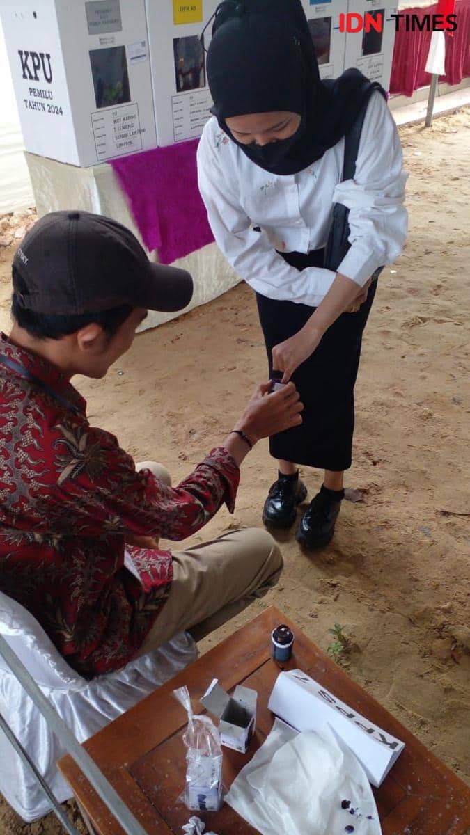 Pemungutan Suara Ulang (PSU) Pemilu 2024 di Tempat Pemungutan Suara (TPS) 19 RT 012 LK 01 Kelurahan Way Kandis, Kecamatan Tanjung Senang, Bandar Lampung digelar, Minggu (18/2/2024). (IDN Times/Martin L Tobing).