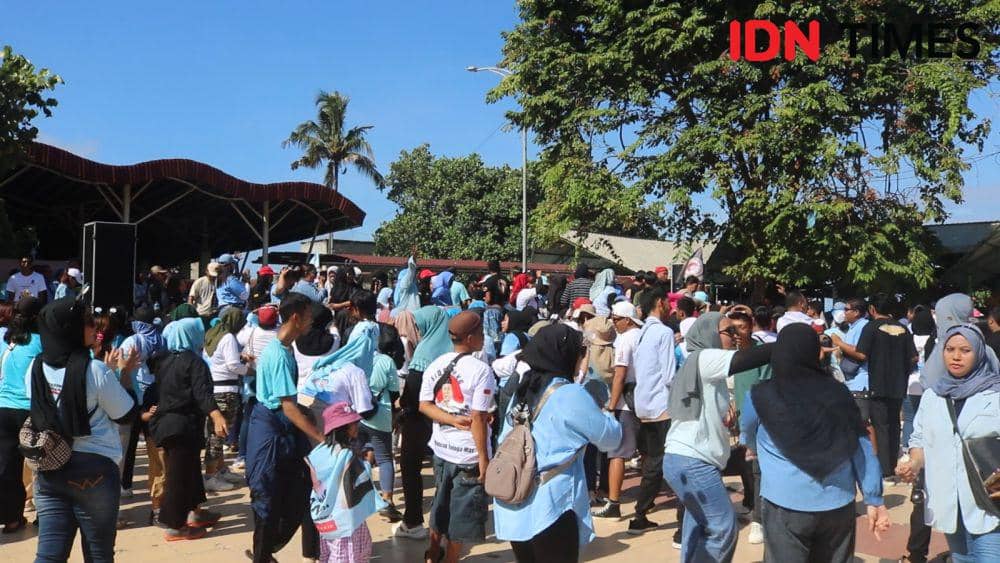 Aliansi Relawan Prabowo-Gibran NTB menggelar senam gemoy di Pantai Ampenan Kota Mataram untuk merayakan kemenangan Prabowo-Gibran, Minggu (18/2/2024). (IDN Times/Muhammad Nasir)