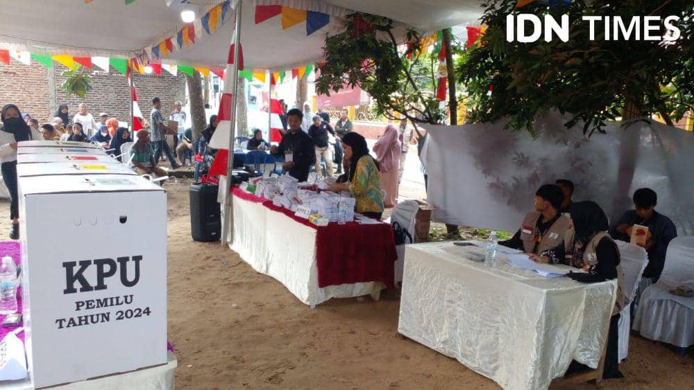 Pemungutan Suara Ulang (PSU) Pemilu 2024 di Tempat Pemungutan Suara (TPS) 19 RT 012 LK 01 Kelurahan Way Kandis, Kecamatan Tanjung Senang, Bandar Lampung digelar, Minggu (18/2/2024). (IDN Times/Martin L Tobing).