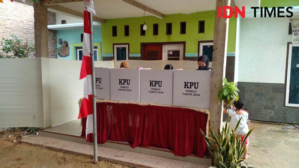 Pemungutan Suara Ulang (PSU) Pemilu 2024 di Tempat Pemungutan Suara (TPS) 19 RT 012 LK 01 Kelurahan Way Kandis, Kecamatan Tanjung Senang, Bandar Lampung digelar, Minggu (18/2/2024). (IDN Times/Martin L Tobing).