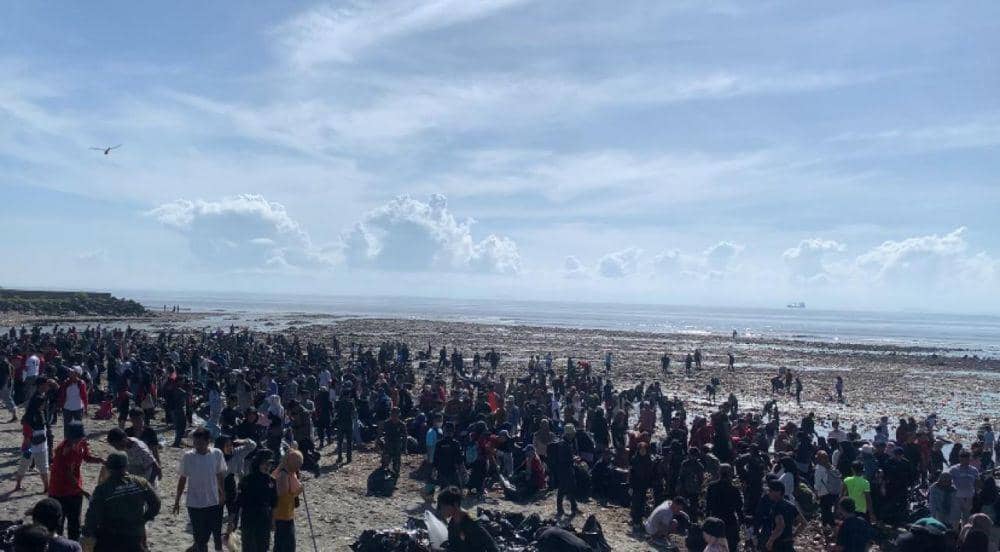 Ribuan masyarakat dari berbagai unsur turun membersihkan sampah pantai Labuhan Haji (IDN Times/Ruhaili)