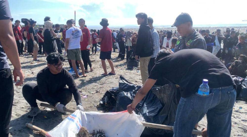 Pantai Labuhan Haji Penuh Sampah, Pandawara Group Turun Tangan