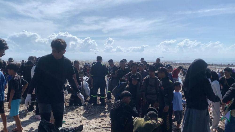 Anggota group Pandawara saat membersihkan sampah (IDN Times /Ruhaili)