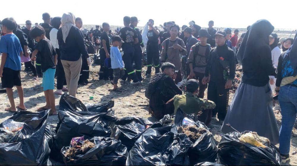 Puluhan ton sampah berhasil di bersihkan (IDN Times /Ruhaili)