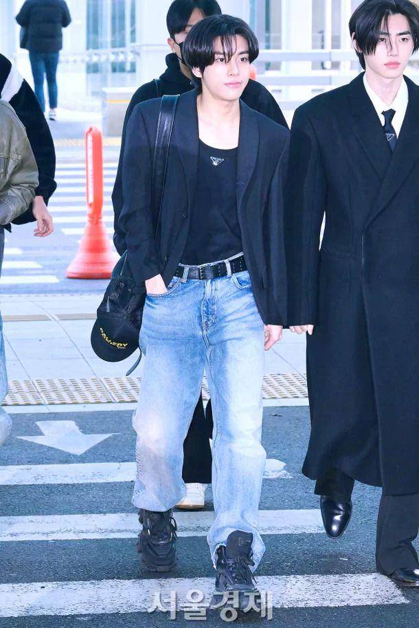 airport fashion ala Jake ENHYPEN (dok. m.news.nate.com/Kim Kyubin)