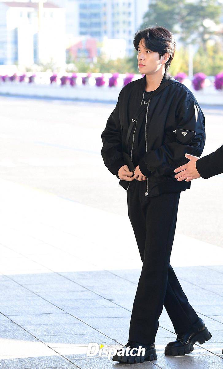 airport fashion ala Jake ENHYPEN (dok. dispatch.co.kr/Lee Ho Joon)