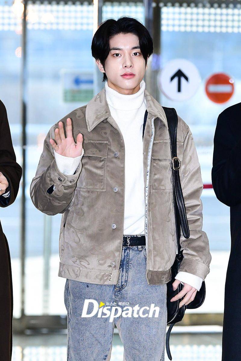 airport fashion ala Jake ENHYPEN (dok. dispatch.co.kr/Oh Min Agija)