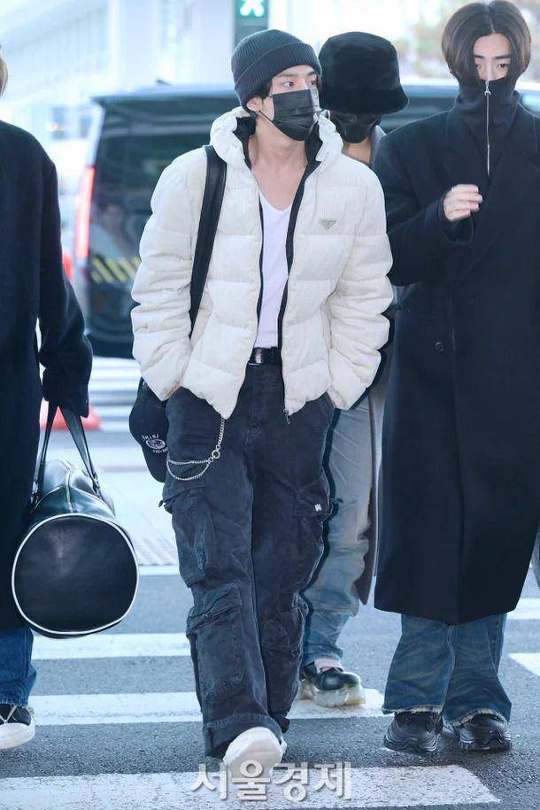 airport fashion ala Jake ENHYPEN (dok. m.news.nate.com/Kim Kyubin)