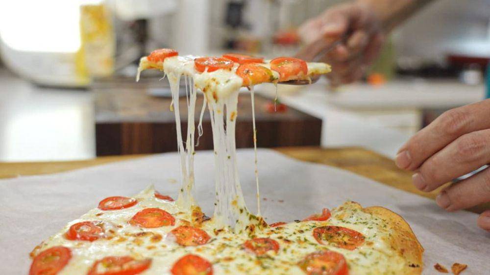 potret pizza tomat mozzarella ala Ryu Soo Young (instagram.com/funstaurant_kbs)