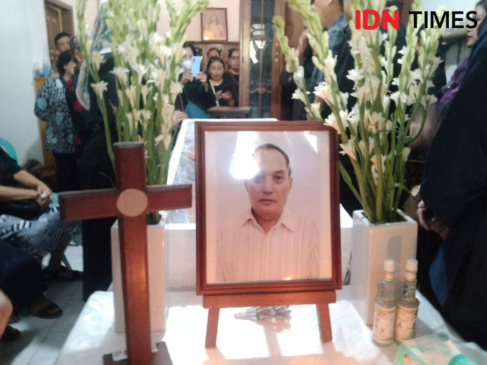 Suasana rumah duka Ketua KPPS yang meninggalkan di Malang. (IDN Times/Rizal Adhi Pratama).