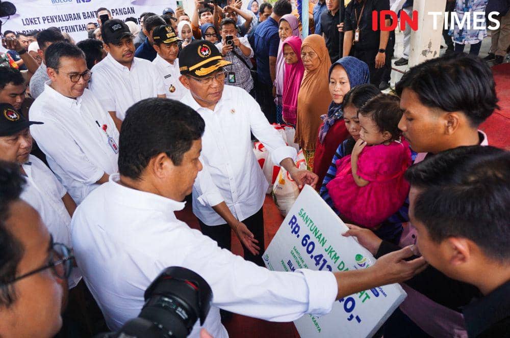 Menko PMK Muhadjir Effendy menyerahkan santuan BPJS Ketenagakerjaan di Belawan (Menko PMK Muhadjir Effendy menyerahkan santuan BPJS Ketenagakerjaan di Belawan (IDN Times/Doni Hermawan)