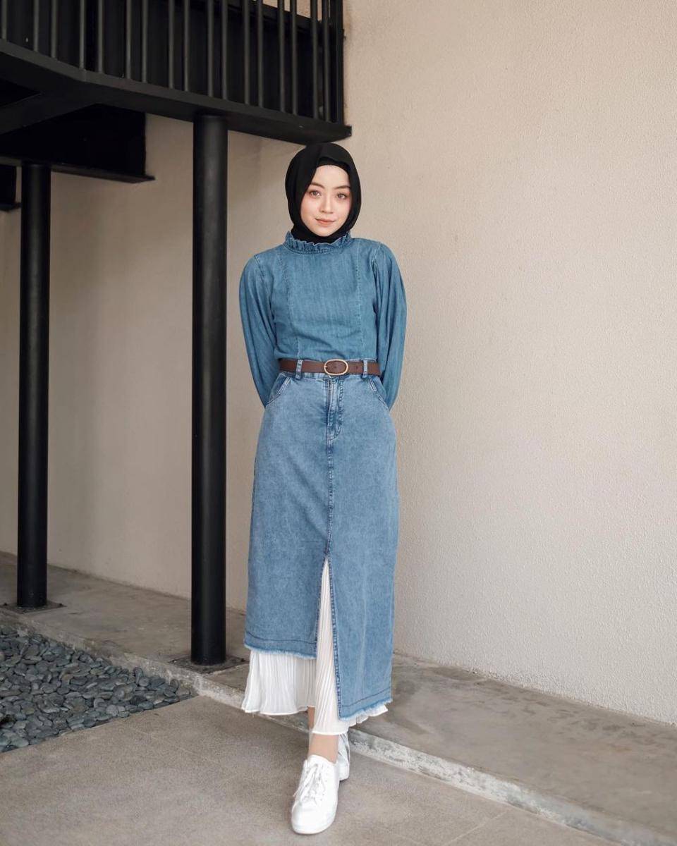 OOTD hIjab pakai rok jeans ala Meirani Amalia (instagram.com/meiraniap)