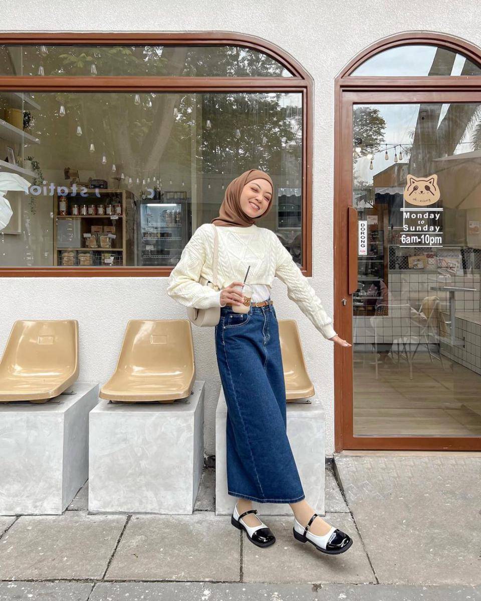 OOTD hIjab pakai rok jeans ala Meirani Amalia (instagram.com/meiraniap)