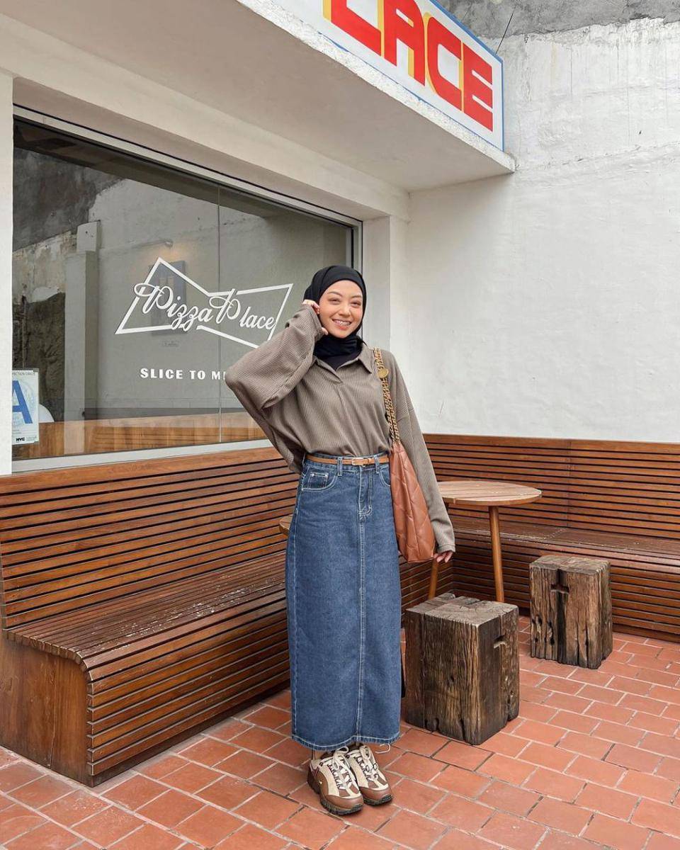 OOTD hIjab pakai rok jeans ala Meirani Amalia (instagram.com/meiraniap)