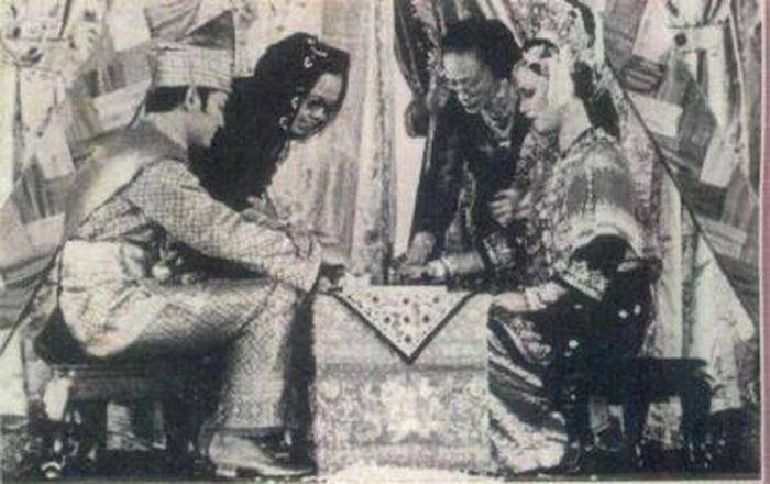Bambang Trihatmodjo dan Halimah (Tangkap layar Tabloid Nova 1009 - XX - 25 Juni - 1 Juli 2007)