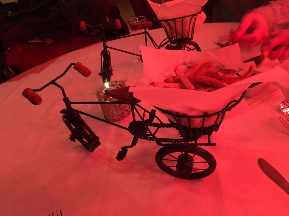 potret penyajian makanan memakai miniatur sepeda (reddit.com/user/DryTradition)