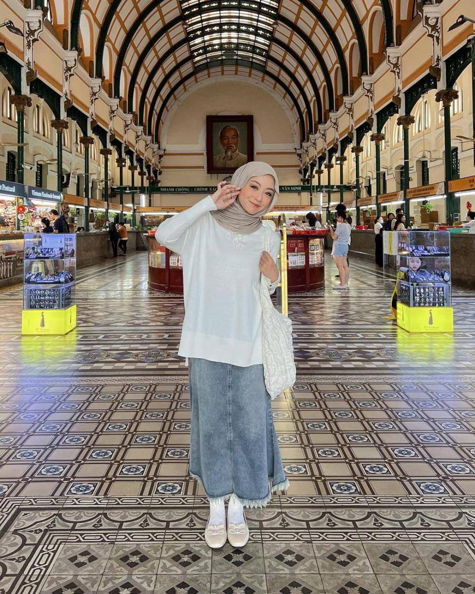 OOTD hIjab pakai rok jeans ala Meirani Amalia (instagram.com/meiraniap)