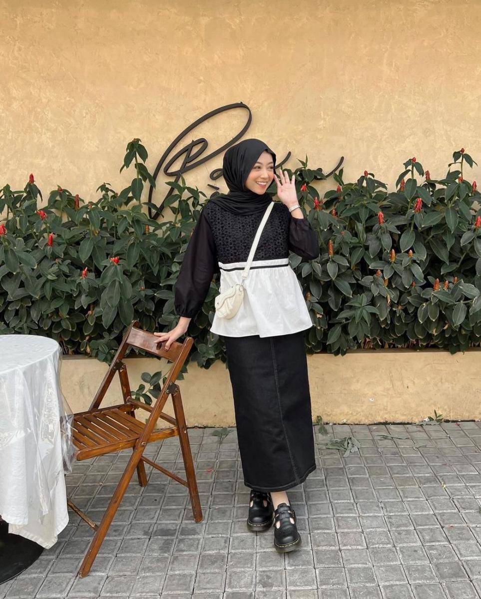 OOTD hIjab pakai rok jeans ala Meirani Amalia (instagram.com/meiraniap)