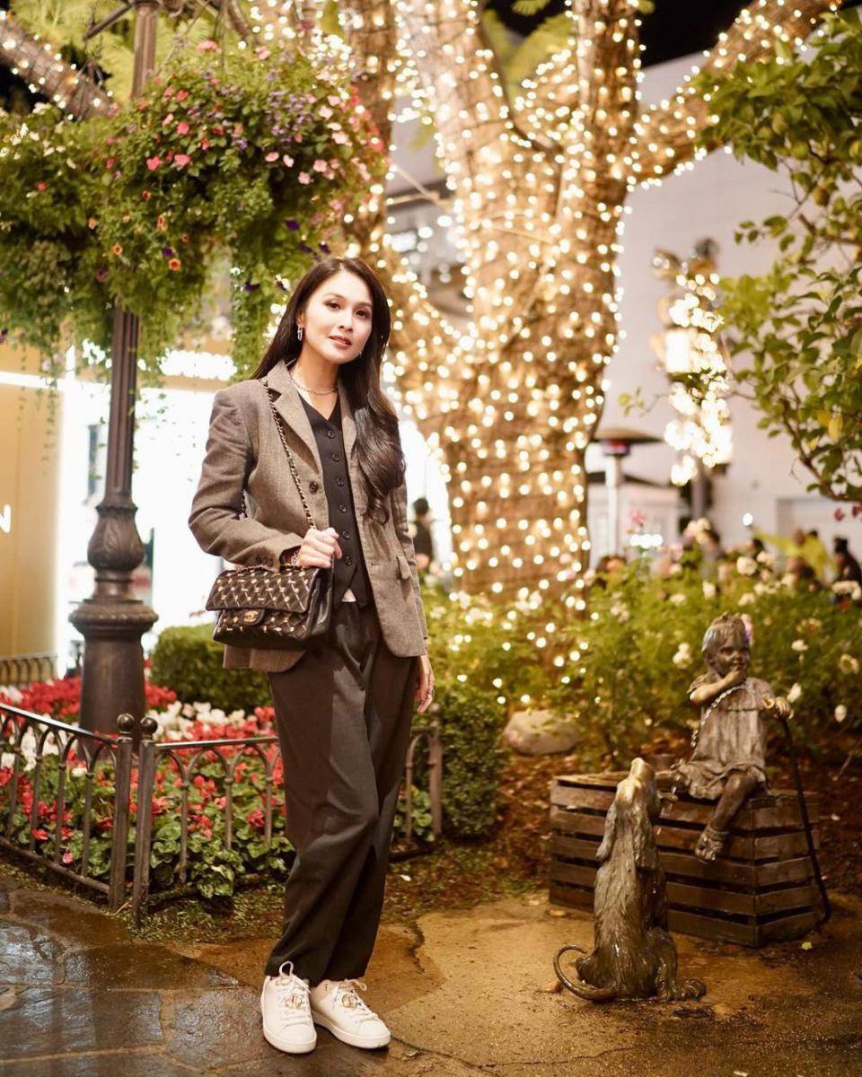 padu padan outfit nuansa cokelat ala artis (instagram.com/sandradewi88)