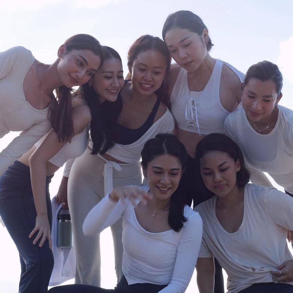 potret Jennifer Bachdim dan Dian Sastro yoga (instagram.com/jenniferbachdim)