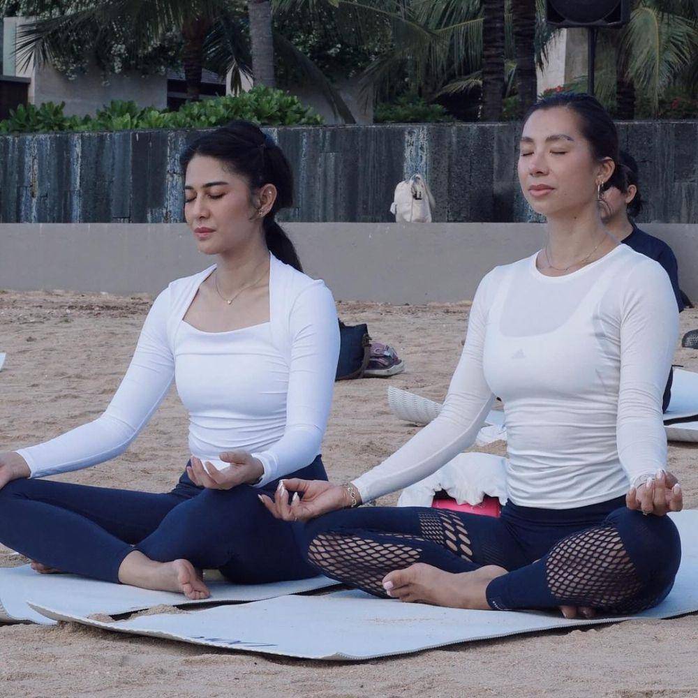 potret Jennifer Bachdim dan Dian Sastro yoga (instagram.com/jenniferbachdim)