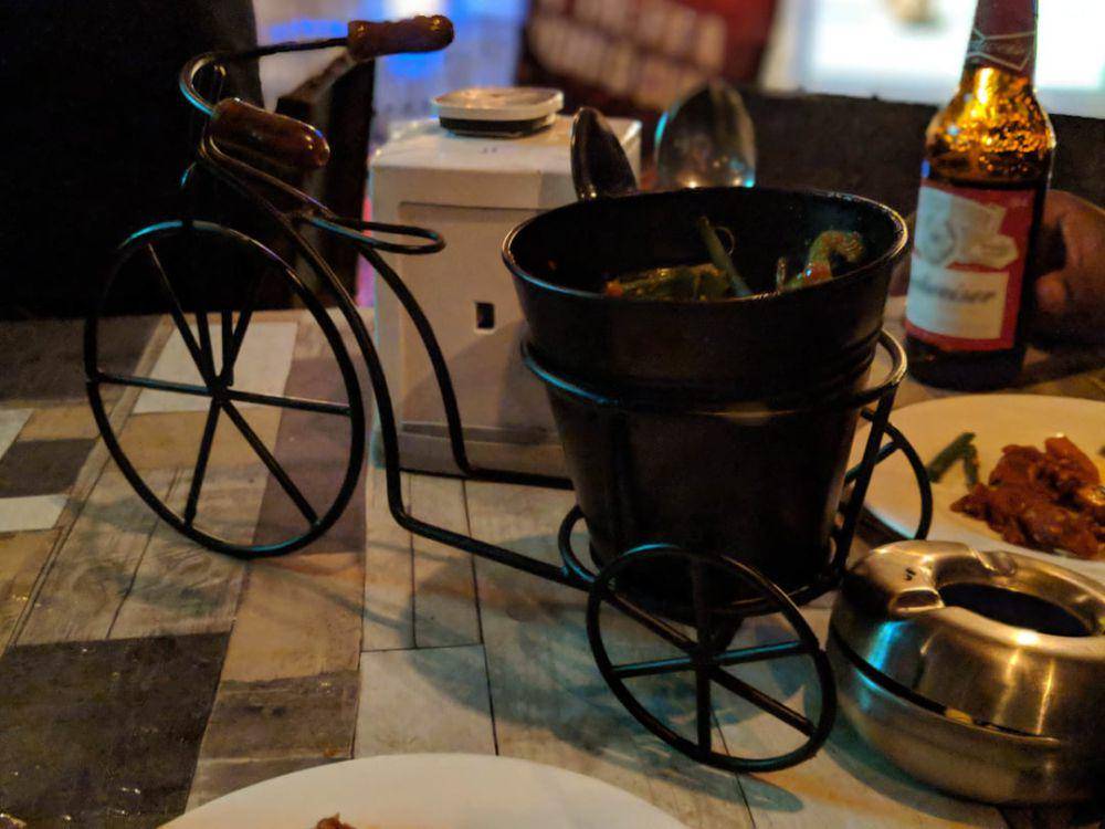 potret penyajian makanan memakai miniatur sepeda (reddit.com/r/WeWantPlates)