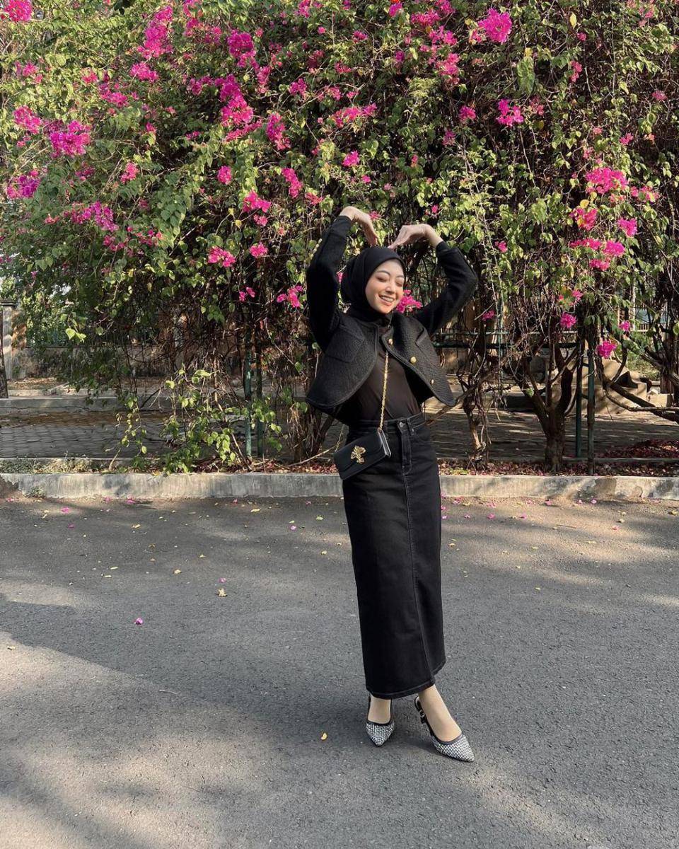 OOTD hIjab pakai rok jeans ala Meirani Amalia (instagram.com/meiraniap)