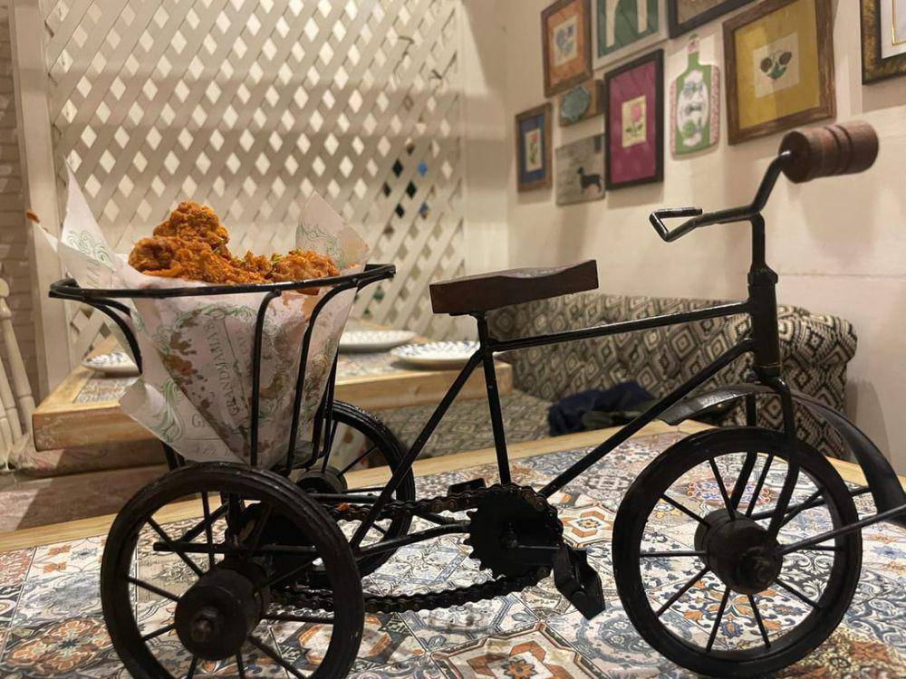 potret penyajian makanan memakai miniatur sepeda (reddit.com/user/Violet_Sparker)
