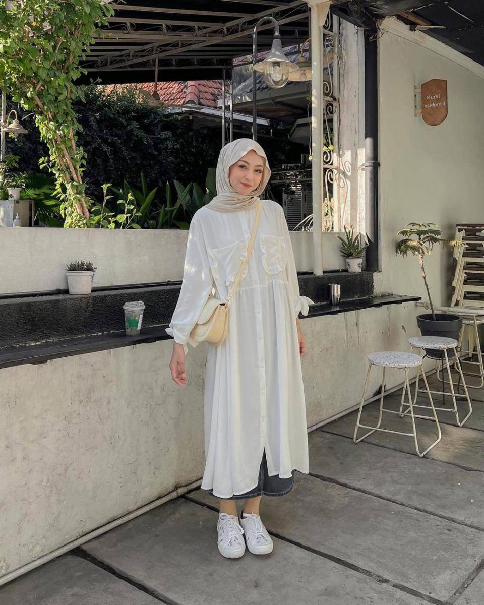 OOTD hIjab pakai rok jeans ala Meirani Amalia (instagram.com/meiraniap)