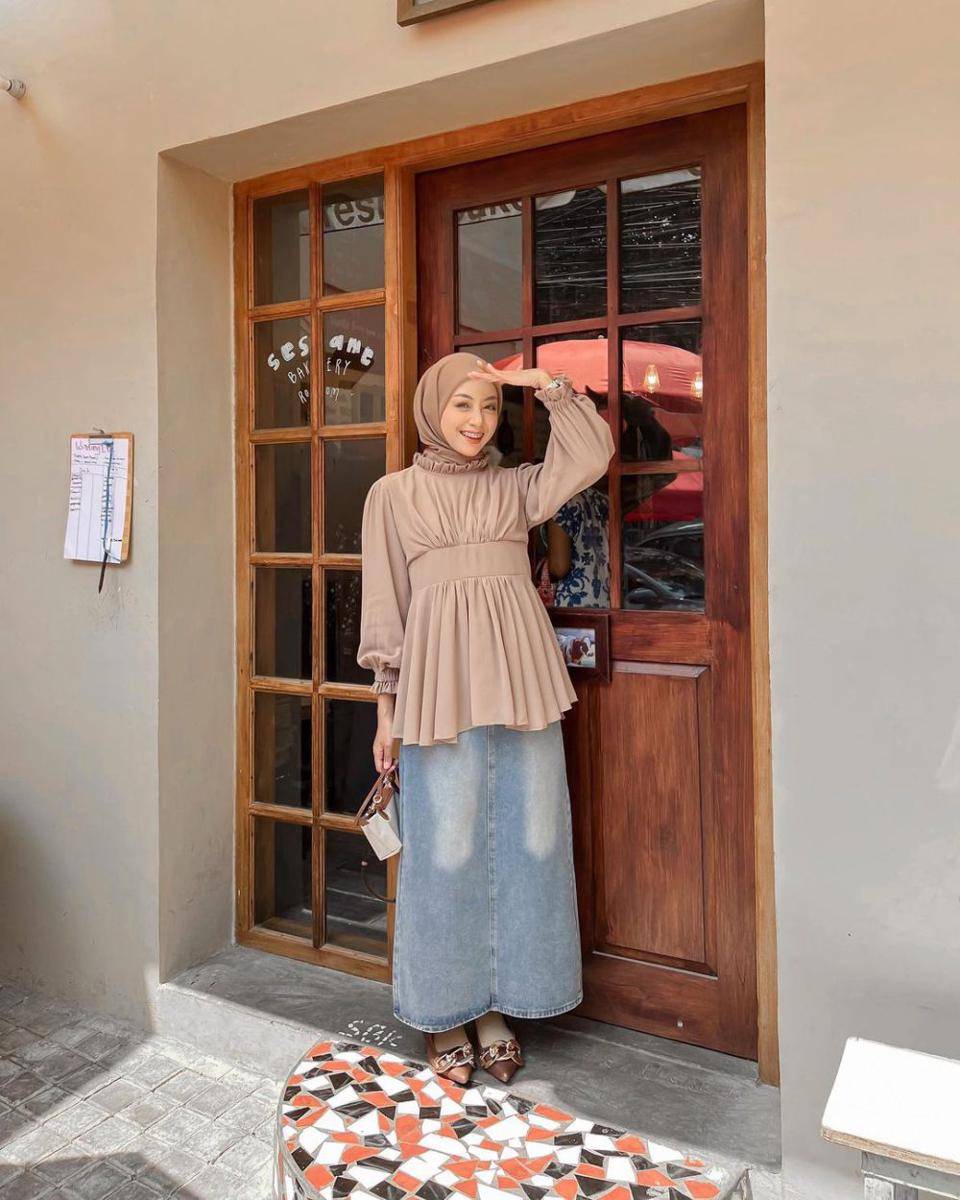 OOTD hIjab pakai rok jeans ala Meirani Amalia (instagram.com/meiraniap)