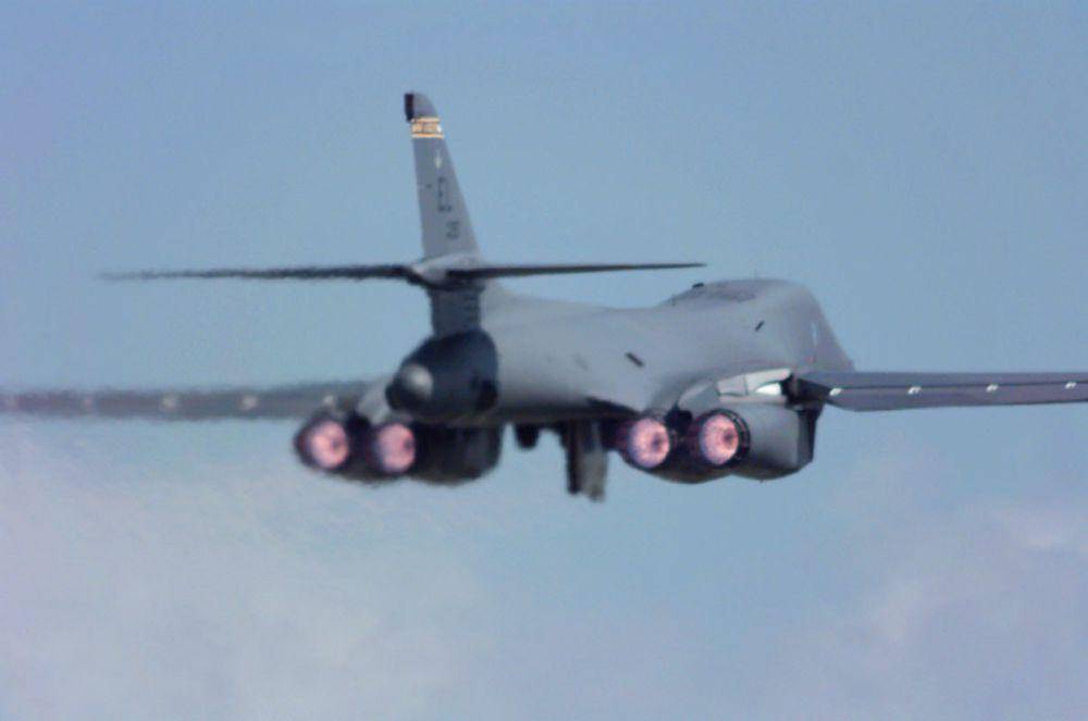 B-1B Lancer ditenagai oleh 4 mesin General Electric F101-GE-102 turbofan dengan afterburner (commons.wikimedia.org/Jeff Fitch)