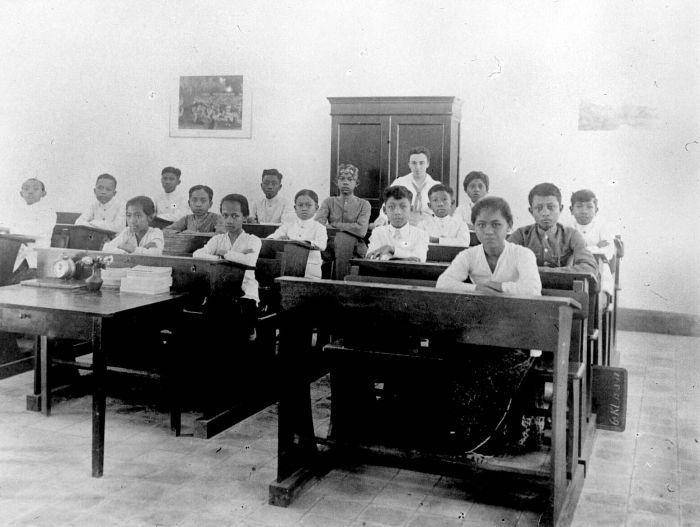potret siswa kelas 6 HCS di Madiun, Jawa Timur (commons.m.wikimedia.org/Tropen Museum)