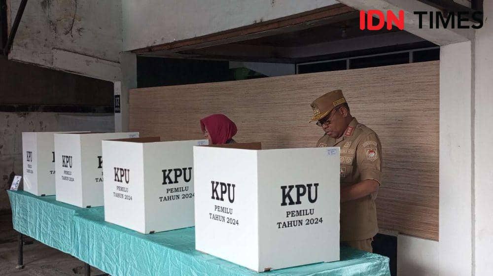 Pj Gubernur NTB Lalu Gita Ariadi bersama istri Lale Prayatni menggunakan hak pilihnya pada 14 Februari 2024. (IDN Times/Muhammad Nasir)