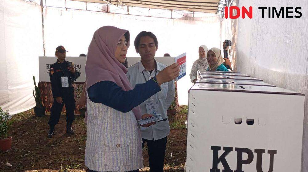 Ilustrasi warga mencoblos pada salah satu TPS di Kota Mataram pada 14 Februari 2024. (IDN Times/Muhammad Nasir)