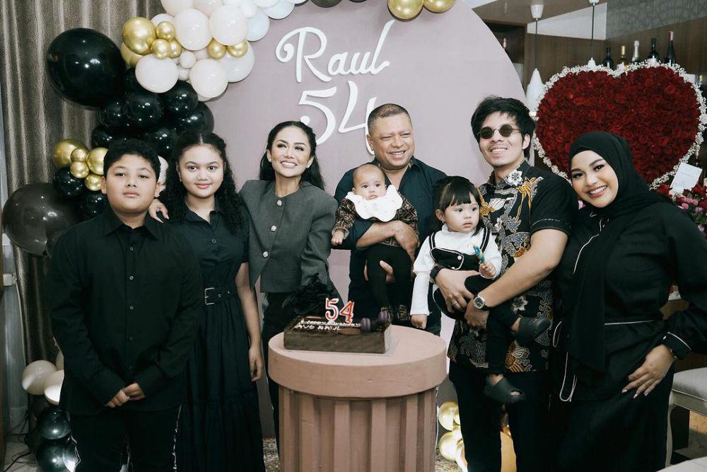 7 Momen Atta dan Keluarga di Ulang Tahun Raul Lemos, Kasih Kado Sandal