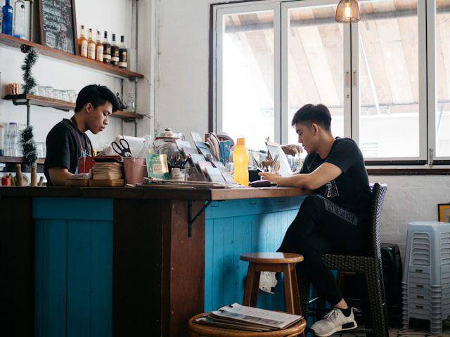 Ilustrasi kedai kopi slow bar (unsplash.com/Hadyn Golden)