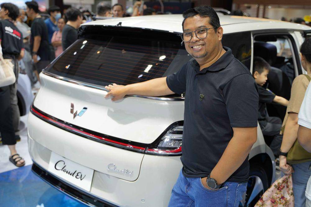Hendrawan selaku anggota WALI berpendapat bahwa Cloud EV dapat merepresentasikan arti awan yang sebenarnya (Dok. Wuling)