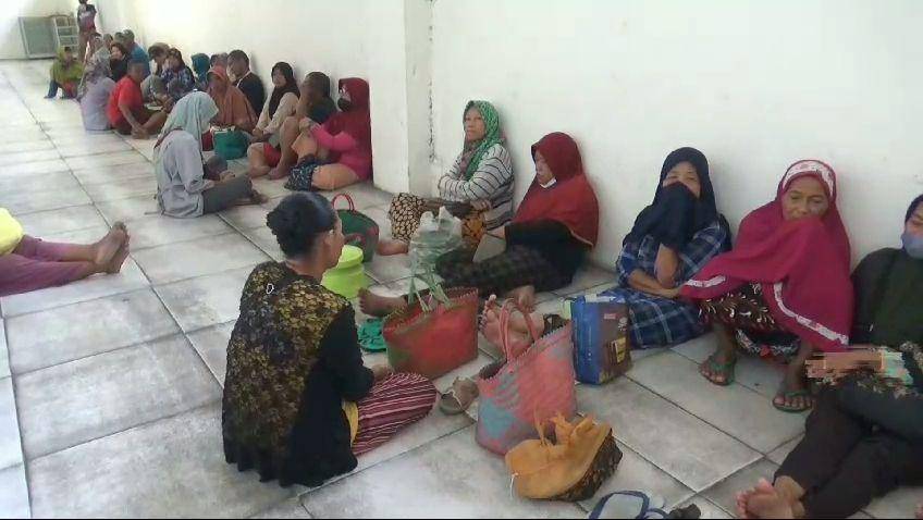 Antrian warga beli beras murah di pasar Besar Ngawi/ IDN Times/ Riyanto