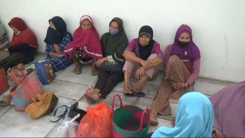 Antrian warga beli beras murah di pasar Besar Ngawi/ IDN Times/ Riyanto