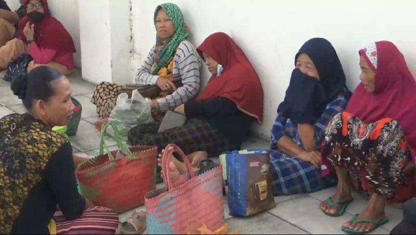 Antrian warga beli beras murah di pasar Besar Ngawi/ IDN Times/ Riyanto