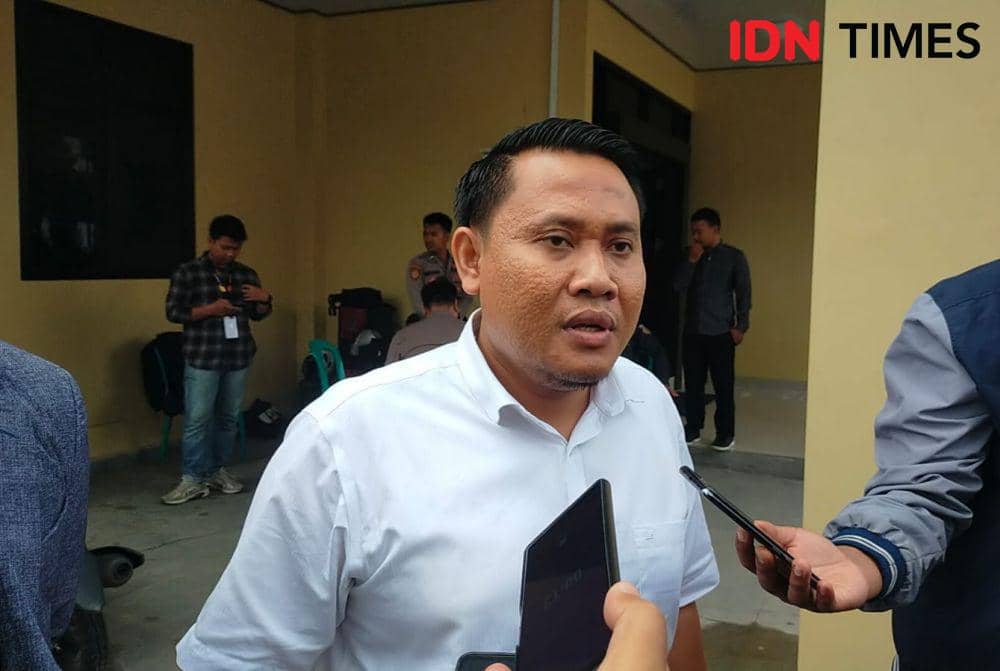 Caleg DPRD Kota Bandar Lampung dari PKS, Sidik Efendi penuhi panggilan klarifikasi Bawaslu Bandar Lampung, Senin (19/2/2024). (IDN Times/Tama Yudha Wiguna).