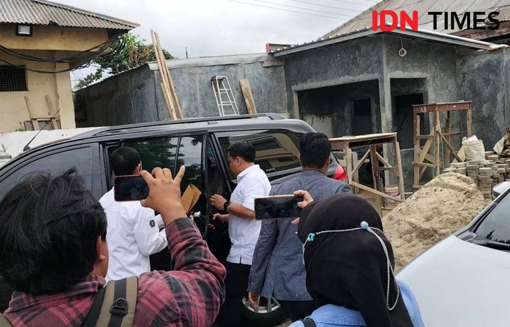 Caleg DPRD Kota Bandar Lampung dari PKS, Sidik Efendi penuhi panggilan klarifikasi Bawaslu Bandar Lampung, Senin (19/2/2024). (IDN Times/Tama Yudha Wiguna).