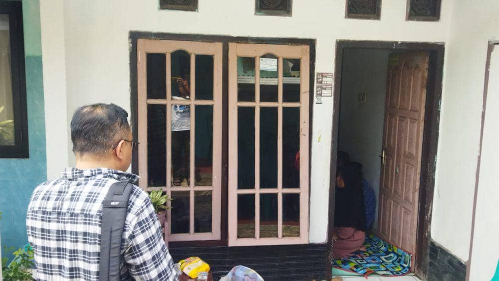 Suasana rumah duka Linmas di Malang yang meninggal akibat kelelahan menjaga TPS. (IDN Times/Rizal Adhi Pratama)