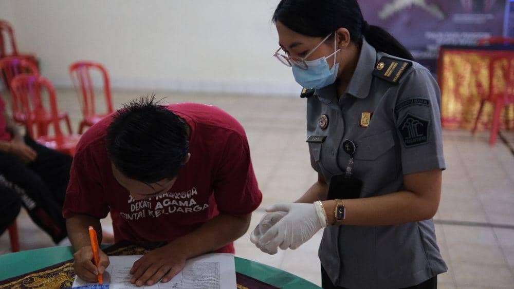 Warga binaan di Lapas Tabanan jalani tes urine, Senin (19/2/2024) (Dok.IDNTimes/Istimewa)