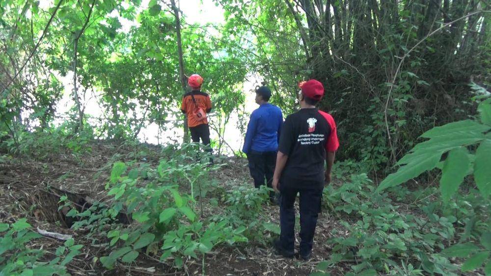 Petugas Damkar dan relawan berusaha menangkap kera liar resahkan warga. IDN Times/ Riyanto