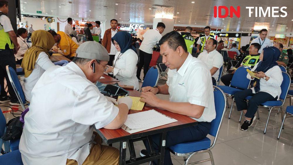 GM Bandara Ahmad Yani Semarang Fajar Purwadidada juga mendonorkan darahnya ke PMI. (IDN Times/Fariz Fardianto)