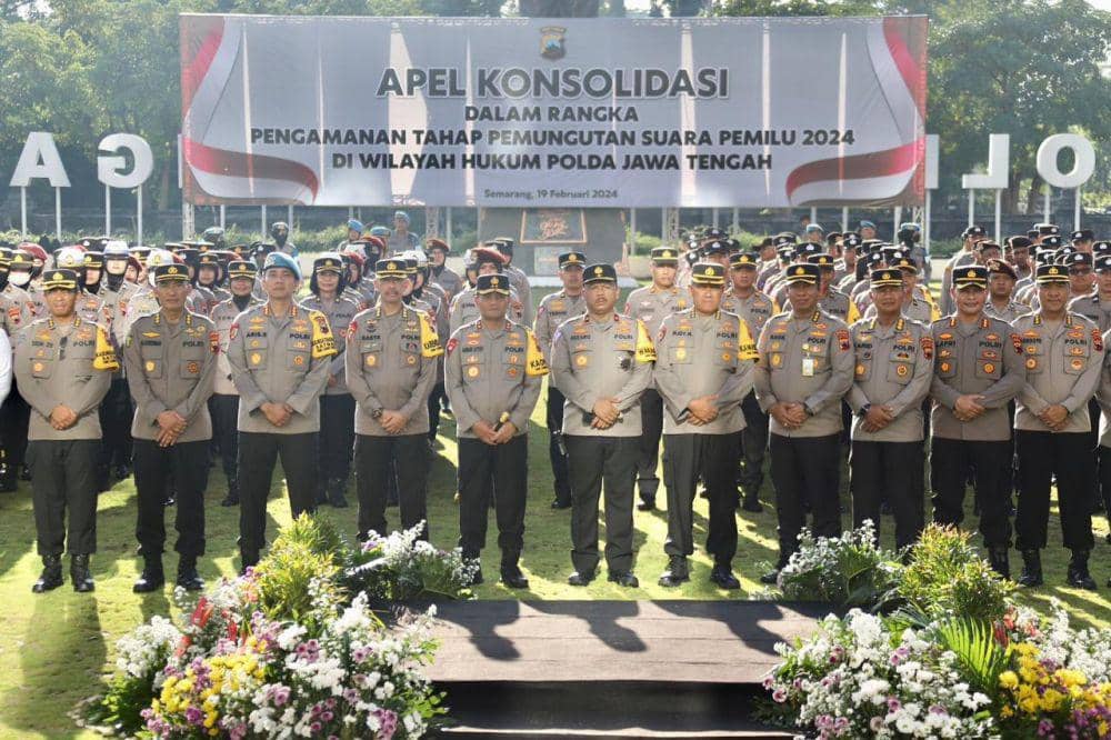 Kapolda Jateng Irjen Pol Ahmad Luthfi, Wakapolda Brigjen Pol Agus Suryo Nugroho dan jajarannya saat foto bersama setelah apel di Mapolda. (IDN Times/Dok Humas Polda Jateng)