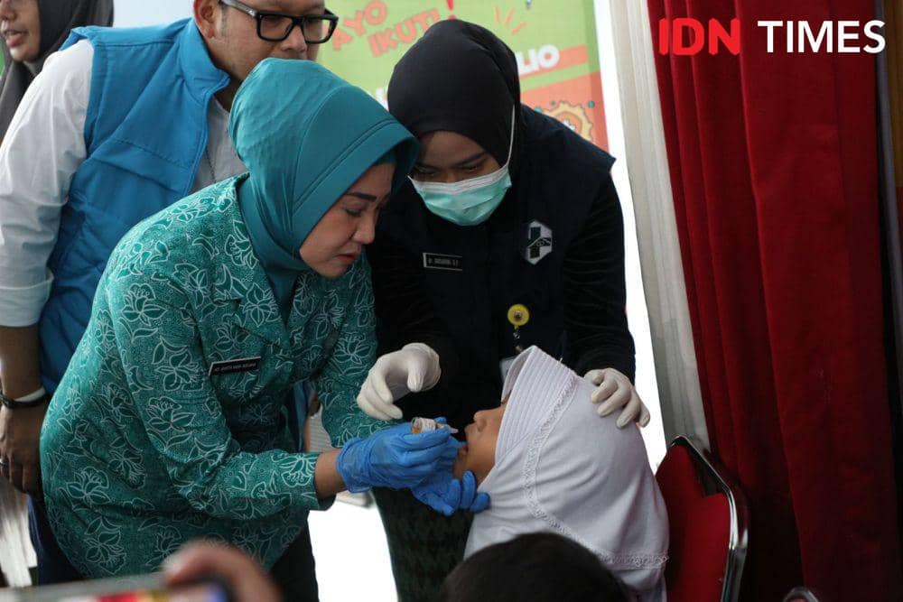 Acara pelaksanaan sub PIN polio kedua juga turut hadir Bupati Pemalang Mansur Hidayat, Chief of Java Field Office UNICEF Arie Rukmana, Ketua TP PKK Pemalang Santi Rosalia, Kepala Dinas Kesehatan (Dinkes) Jateng Yunita Dyah Suminar, dan Kepala Dinas Pemberdayaan Perempuan, Perlindungan Anak dan Keluarga Berencana Jateng Retno Sudewi. (IDN Times/Fariz Fardianto)