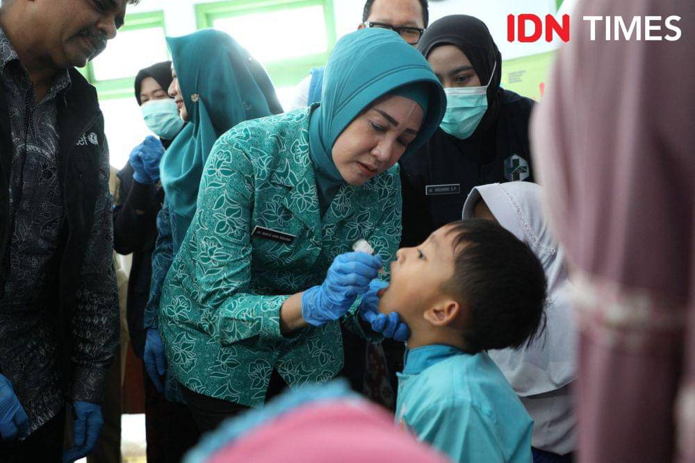 Pj Ketua PKK Jateng Shinta Sudjana saat memberikan tetesan imunisasi polio kedua kepada siswa di Pemalang.