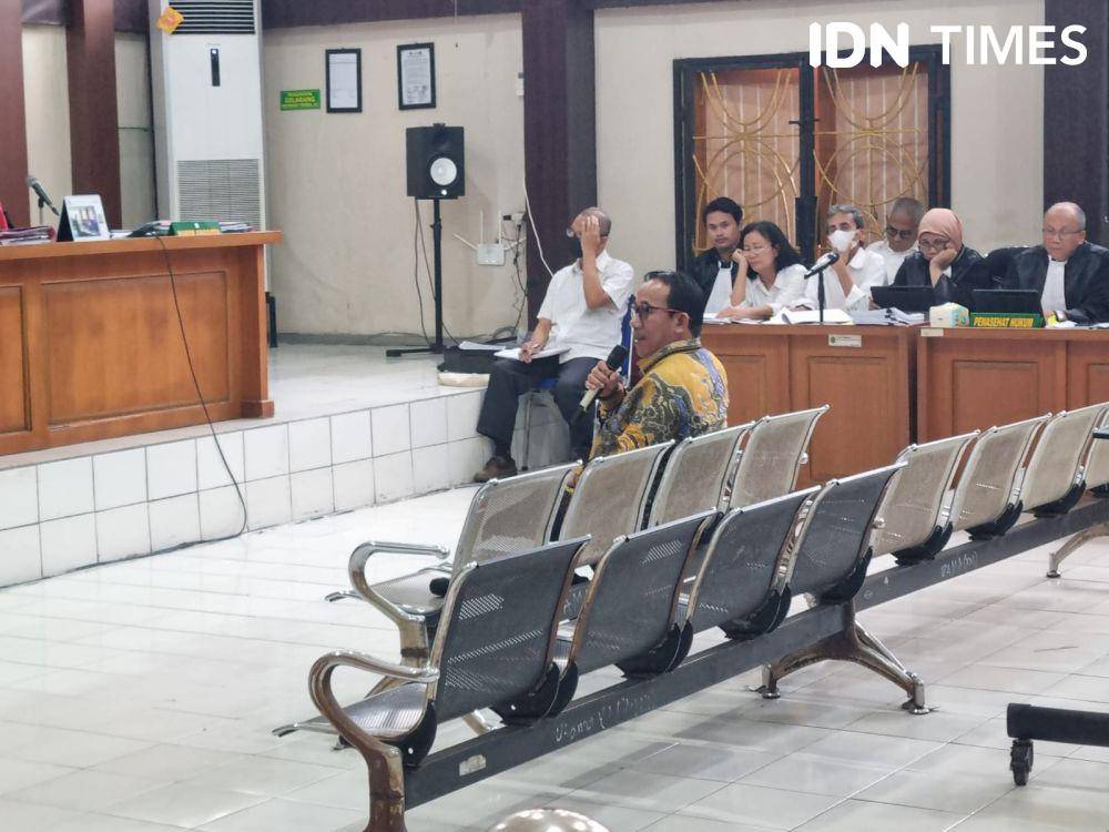 Dirut PTBA Arsal Sani dihadirkan sebagai saksi dugaan korupsi akuisisi saham PT SBS (IDN Times/Rangga Erfizal)